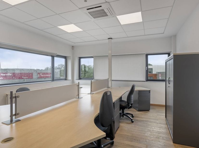 Op de eerste verdieping van een verzorgd kantoorgebouw aan de Liesdonk in Geel bevindt zich deze instapklare kantoorruimte van ca. 170,77 m².<br />
<b