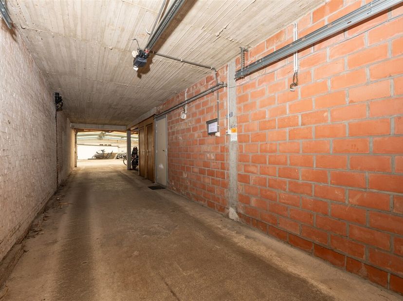 Unieke investeringsmogelijkheid op een uitstekende locatie in de Ramskapellestraat, een zijstraat van de Diksmuidelaan in Berchem! Dit volledige opbre