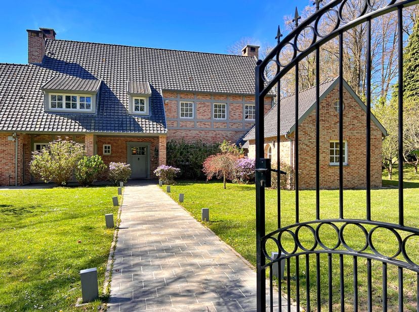 <br />
In het hart van het prestigieuze Domaine du Bercuit belichaamt dit uitzonderlijke landgoed van ongeveer zeshonderd vierkante meter de elegantie