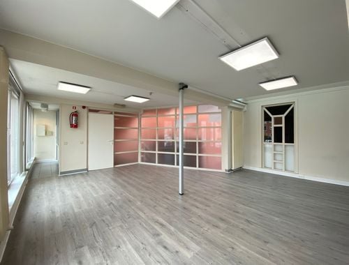                                         Complexe de bureaux à louer à Sint-Denijs-Westrem, € 700
