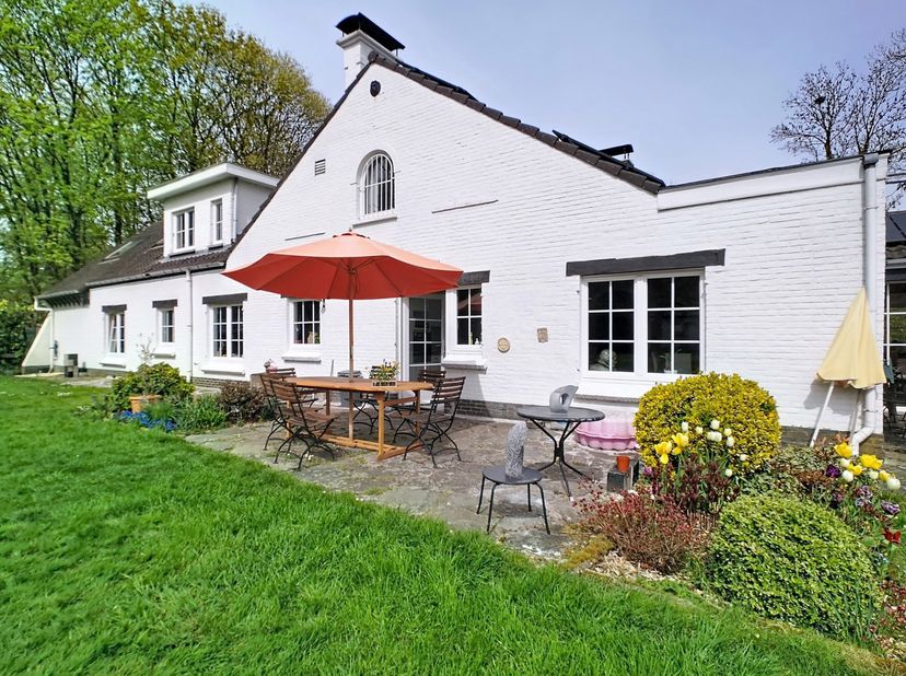 EXCLUSIVITÉ - A Lasne, aux abords de Rixensart, <br />
AGREABLE VILLA AVEC GRANDE PISCINE dans un bâtiment distinct. <br />
Edifiée sur un beau terrai