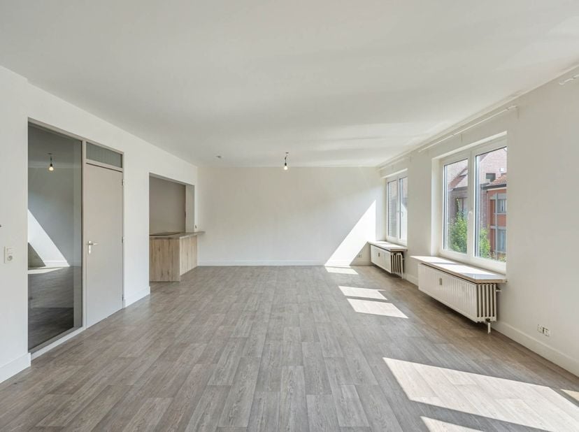Instapklaar drieslaapkamer appartement, op wandelafstand van het centrum, scholen, winkels, Jessa ziekenhuis en andere faciliteiten. Bewoonbare opperv