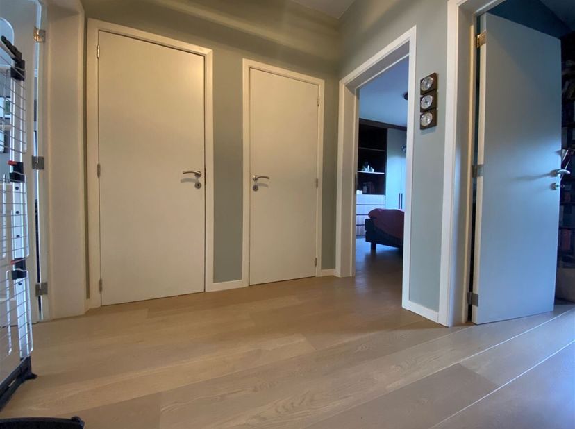 Ligging: Centraal en gunstig gelegen nabij winkels, scholen, openbaar vervoer, horeca en omliggende gemeenten. Vlotte verbinding naar grote invalswege