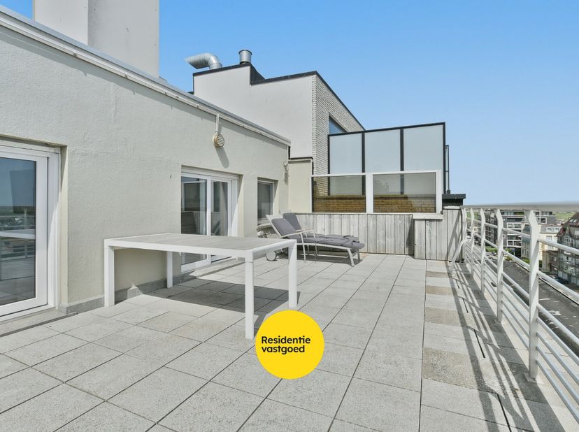 Dit uitzonderlijke dakappartement beslaat de volledige zevende verdieping van residentie Fabiola en bevindt zich op een gegeerde locatie vlak achter d