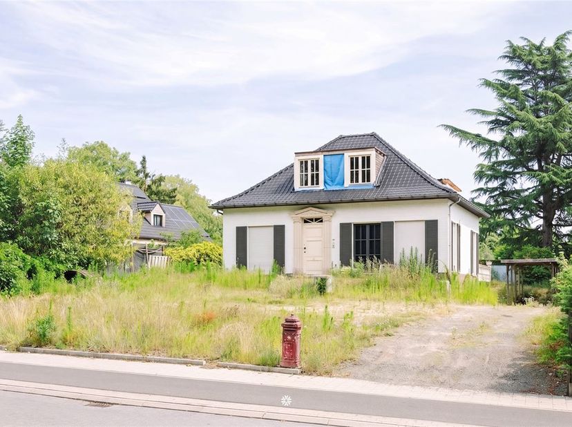 Waasmunster - Op een uitstekende locatie in Waasmunster bevindt zich deze ruime vrijstaande woning met grote tuin, een interessante opportuniteit voor