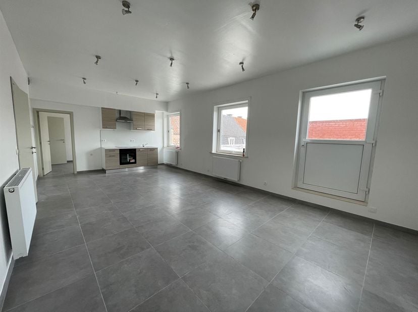 Dit moderne appartement in Kortrijk presenteert zich als een stijlvolle en praktische woning voor wie op zoek is naar eigentijds comfort. Met één ruim