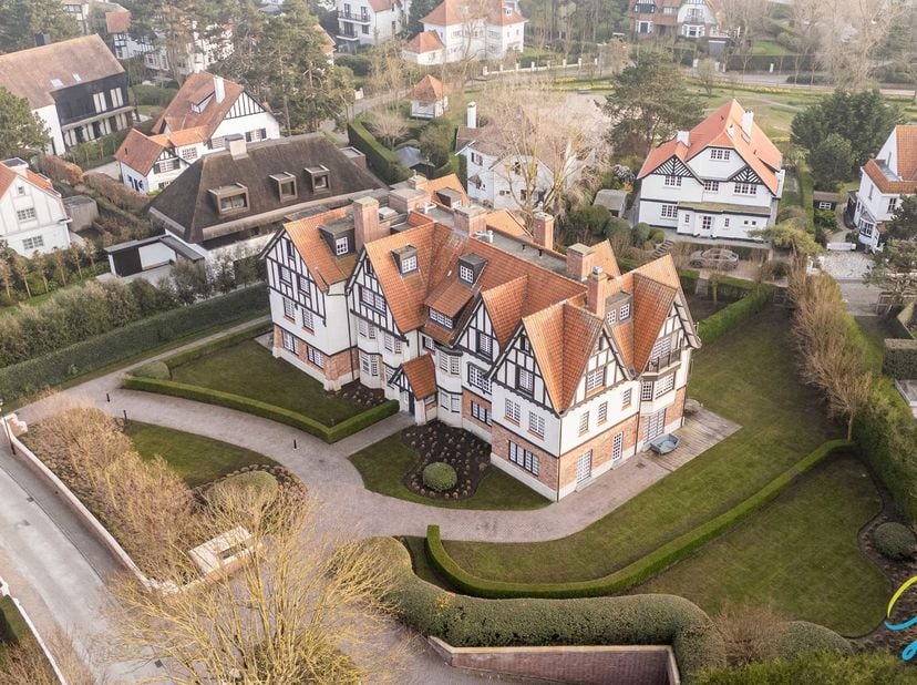 TE KOOP IN KNOKKE<br />
Op enkele stappen van de befaamde Kustlaan, in het hart van Het Zoute, vindt u dit appartement dat met oog voor detail is afge