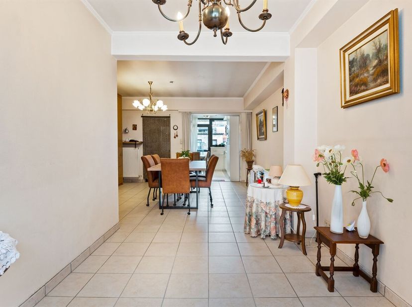 Te renoveren woning in het centrum van Turnhout<br />
Locatie:<br />
De woning is gelegen op wandelafstand van winkels, horeca, scholen en openbaar ve