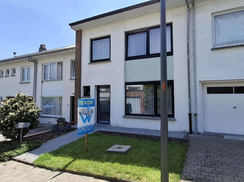Deze gezellige woonst is gelegen in een fijne wijk te Asse. Met veranda, tuin en terras. Aparte garage, aansluitend op de tuin. Indeling van het pand:
