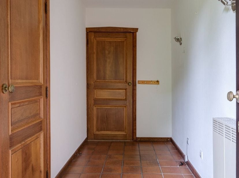 Gezellige gelijkvloerse woning op een groene toplocatie. De woning is vrij gelegen als laatste woning in een doodlopende straat. Diverse invalswegen r