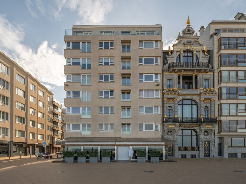 Dit perfect onderhouden appartement is uiterst centraal gelegen op het mooiste stuk van de Zeedijk, vlakbij het Casino, en het bruisende winkelcentrum