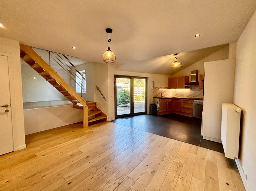 Deze gezellige en goed onderhouden rijwoning is gelegen op een vlot bereikbare locatie in Ardooie en biedt een aangename combinatie van comfort, prakt