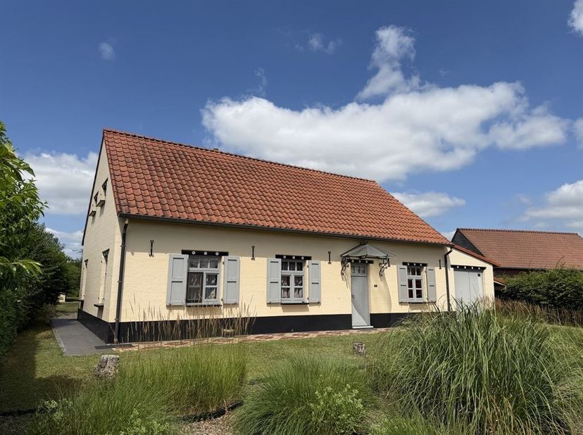 Karaktervolle, vrijstaande woning op riant perceel, met inpandige garage en carport, nabij het centrum<br />
<br />
Troeven<br />
- Authentieke uit