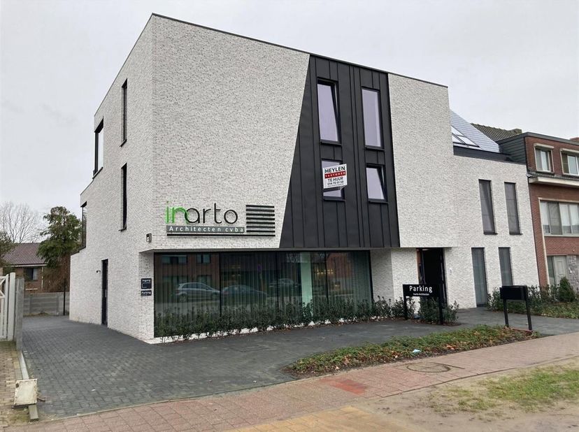 Energiezuinig duplex-appartement met 2 slaapkamers, ruim terras en carport <br />
Het appartement is gelegen in een kleinschalige residentie met een s