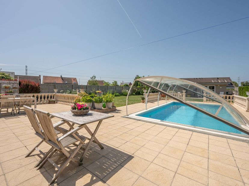 Bent u op zoek naar een exclusieve eigendom te koop die comfort en ruimte perfect combineert? Deze charmante en perfect onderhouden villa op een royaa