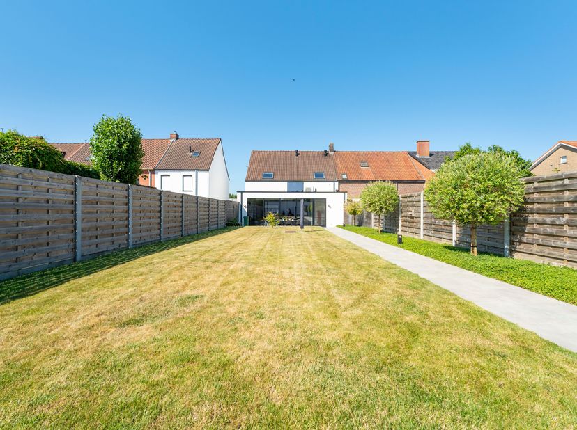 Prachtige, energiezuinige woning met dubbele garage te koop in Gullegem<br />
Je betreedt de woning via de inkomhal met gastentoilet en krijgt meteen