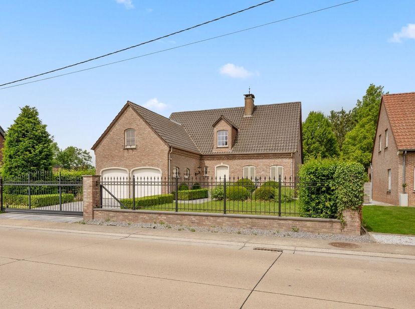 Ontdek deze prachtige villa in het charmante Bunsbeek, waar ruimte, comfort en elegantie perfect samenkomen. Deze stijlvolle woning werd afgewerkt met