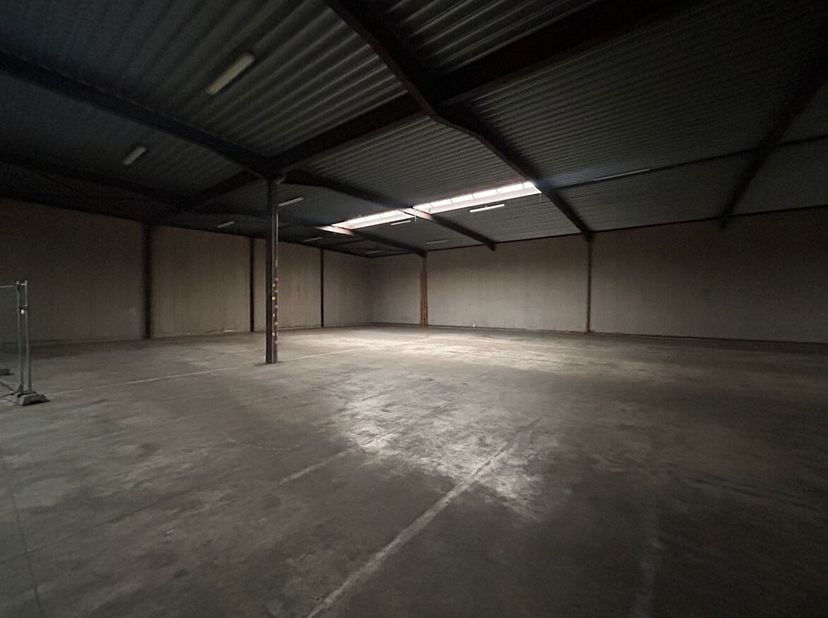 Opslagruimte met flexibele huurmogelijkheden op toplocatie in Turnhout<br />
Ligging<br />
Deze opslagruimte is gelegen op het industrieterrein van Tu