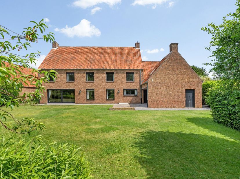Deze stijlvolle villa gelegen in Kermt, Hasselt biedt uitzonderlijk veel ruimte en comfort. Met een bewoonbare oppervlakte van 529 m², verdeeld over 6