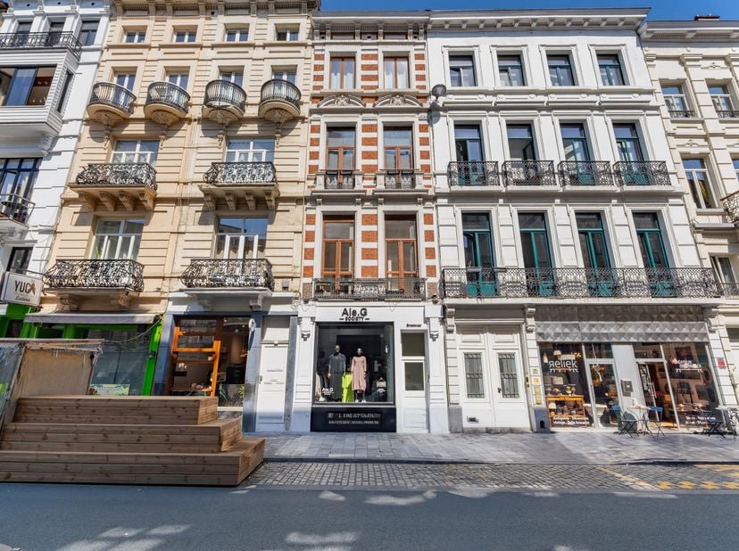 BRUSSEL, op een steenworp van het Koninklijk Park, lichtrijke STUDIO van ±50 m² (±1 slpk/1 badk) gelegen op de 1e verdieping van een kleinschalige med