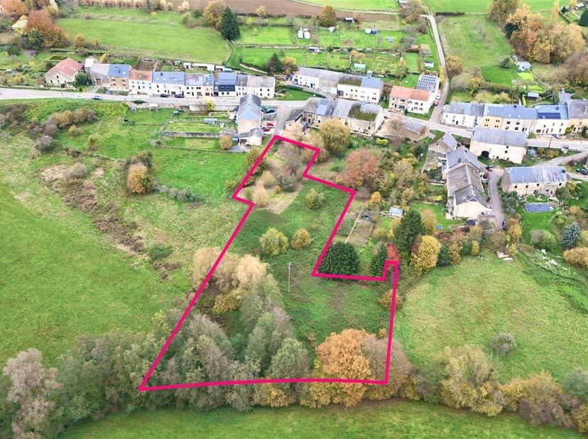 Julietimmo a le plaisir de vous présenter ce magnifique terrain de 68a52ca dont une partie est située en zone d'habitat à caractère rural situé dans l