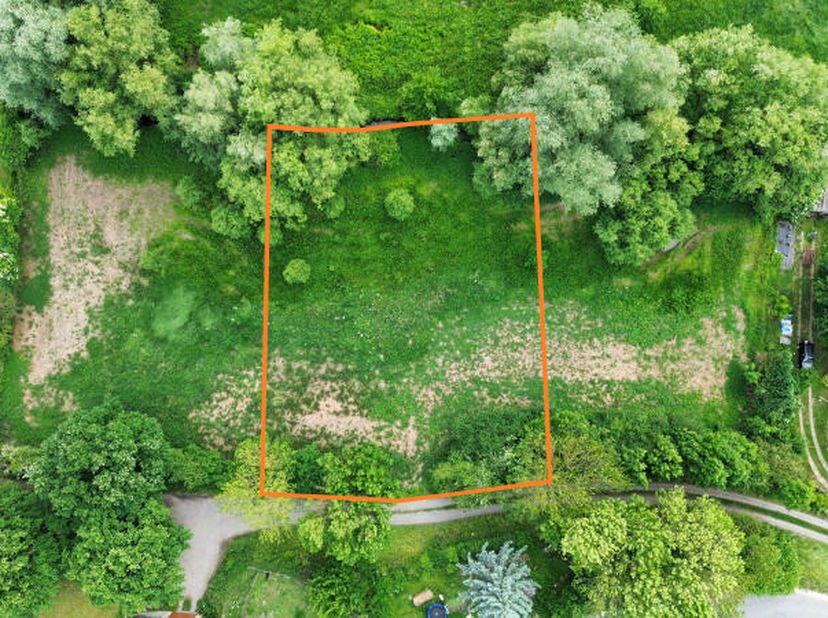 Belle parcelle de terrain de +/- 1.217m² entièrement située en zone d'habitat à caractère rural. Belle situation, dans un cadre calme et verdoyant à A