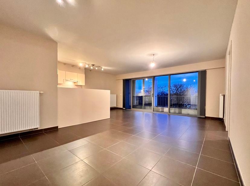 Dit leuk 1 slaapkamer appartement op de 5e verdieping met een oppervlakte van 65 m² biedt alle comfort. Met een ligging nabij Gent Zuid, uitkijkend op