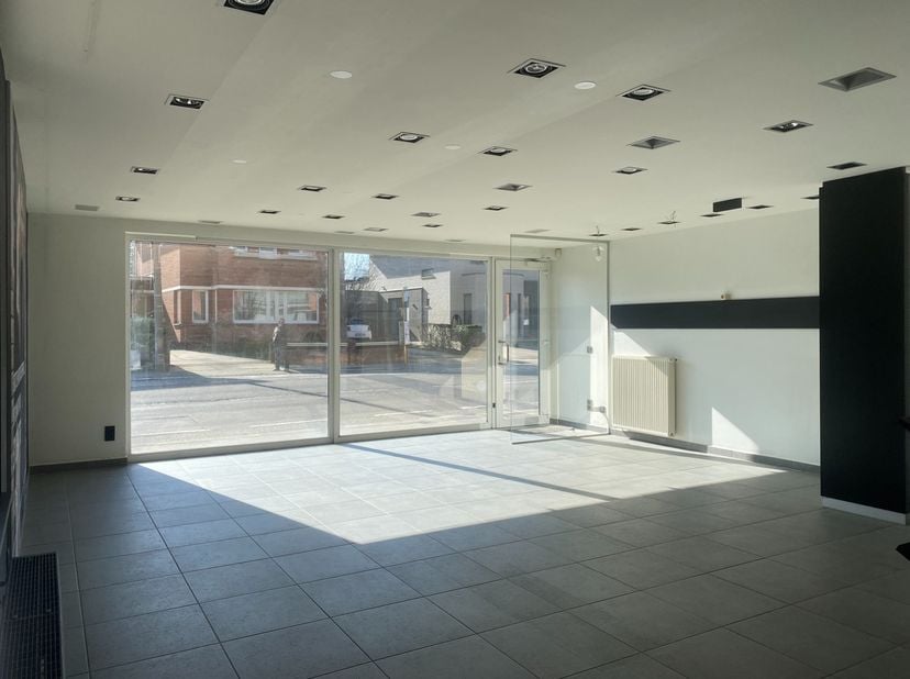 Bent u op zoek naar een commercieel pand met tal van mogelijkheden in het hart van Maldegem? Dit handelspand, oorspronkelijk ontworpen als appartement