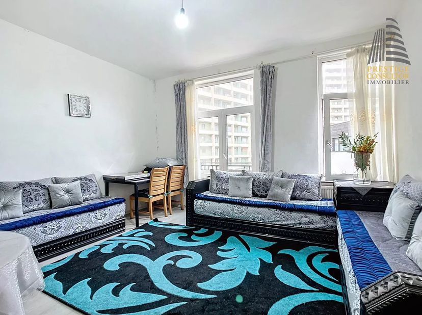 ANDERLECHT - REF: 7215462 - MOOIE DUPLEXWONING MET 3 SLAAPKAMERS!<br />
Gelegen op de 3e verdieping van een klein condominium, bieden wij te koop aan