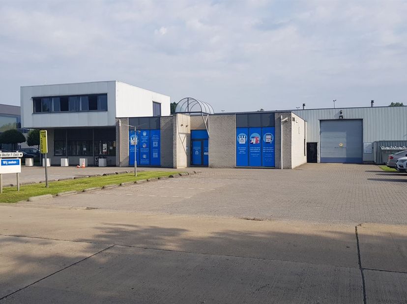 Multifunctioneel bedrijfsgebouw op een perceel van 4566m². Zeer goede ligging in industriezone B van het industriepark van Heist-op-den-Berg.<br />
V