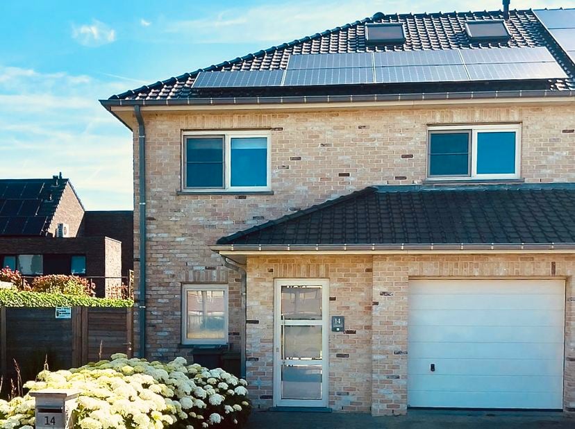 Gelegen op een perceel van 372 m² en met een bewoonbare oppervlakte van maar liefst 195 m², biedt deze woning een aangename combinatie van ruimte en l