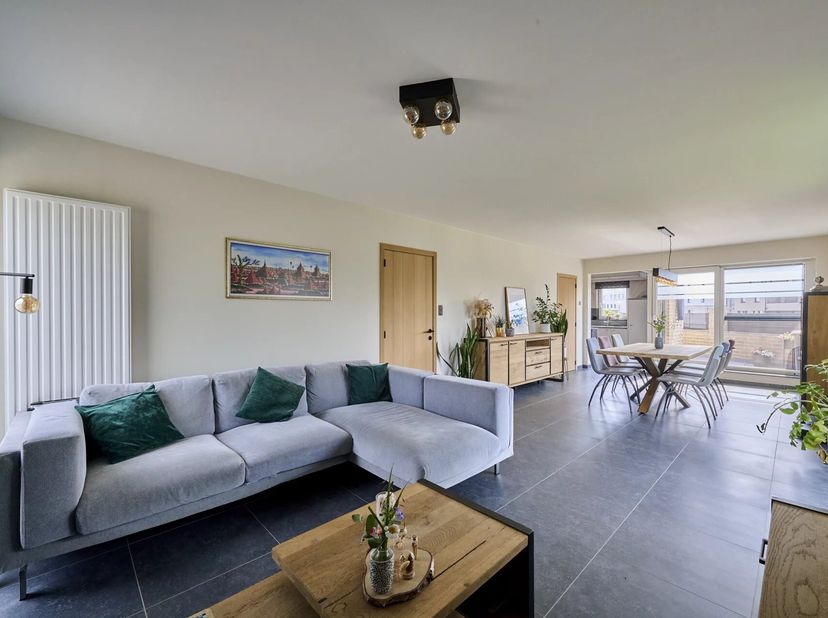 Dit instapklare appartement beschikt over 3 slaapkamers en heeft een totale oppervlakte van 131 vierkante meter.<br />
Dankzij de goede ligging bevind