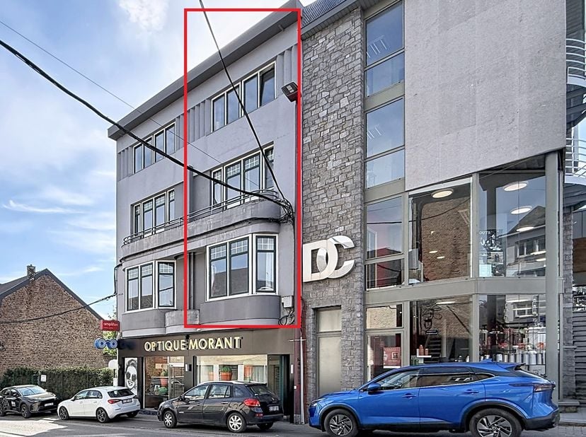 Triplex idéalement situé au cœur de Beauraing, à proximité immédiate de toutes les commodités.<br />
Développant une surface habitable de +/- 175 m²,