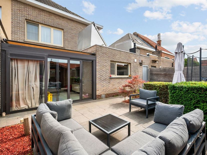 TE KOOP: instapklare woning met 3 SLK en garage.<br />
Deze ruime gezinswoning werd de voorbije jaren gerenoveerd.<br />
INDELING: Via de inkomhal ber