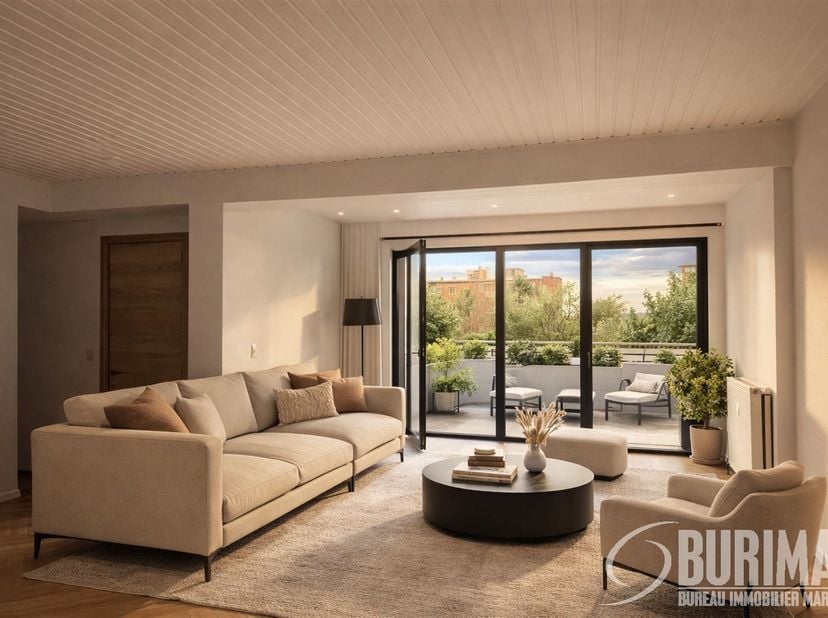MARCINELLE Au sein d'une petite résidence de trois unités, cet appartement traversant comporte Une chambre, un bureau, un hall de nuit, une salle de d
