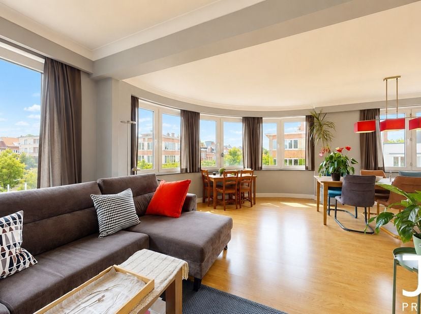 À deux pas de Tomberg, dans un quartier résidentiel calme et verdoyant, découvrez ce lumineux appartement 2 chambres avec terrasse, situé au 3ᵉ et der