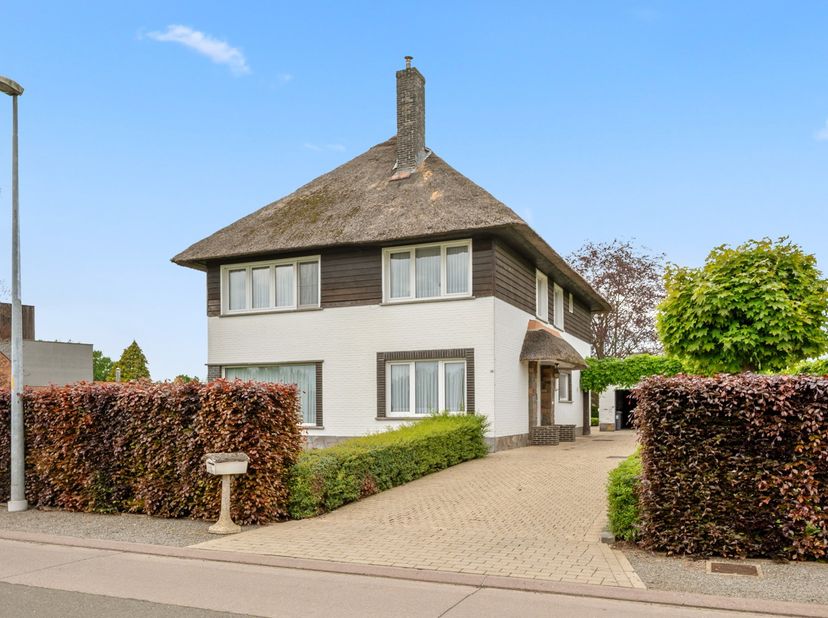 Charmante en zeer goed onderhouden woning met karakter, gebouwd in de jaren ’60 en opgetrokken in een degelijke constructie.<br />
Deze eigendom genie