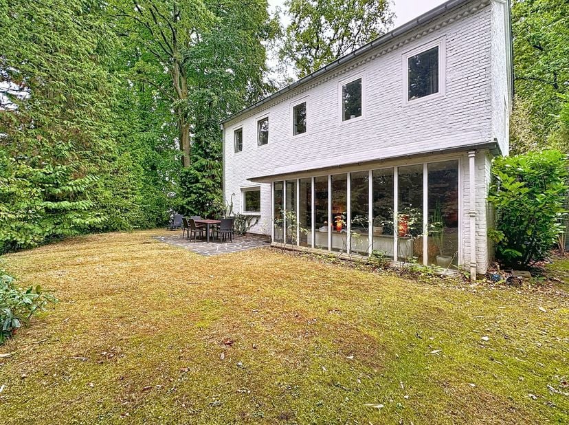 We Invest Ixelles a le plaisir de vous présenter cette charmante maison 4 chambres de 150 m² situé dans un quartier résidentiel de Kraainem.<br />
Ce