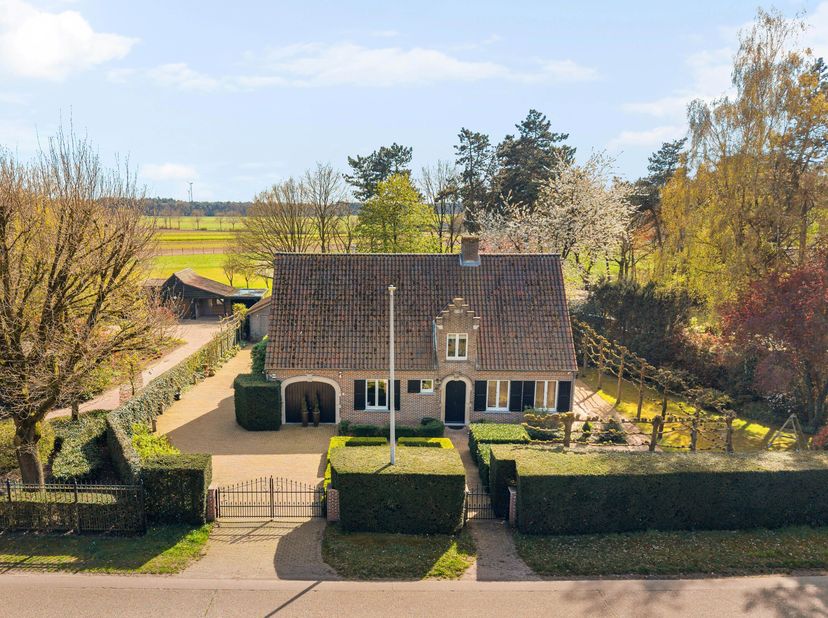 Deze charmante woning is zeer rustig en landelijk gelegen en heeft aan de achterkant een vrij zicht op de landerijen. Deze instapklare eigendom bestaa