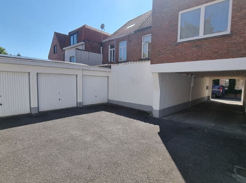 Brugge - Oude Gentweg - GARAGEBOX te huur met zeer goede ligging in het centrum van Brugge vlakbij de Katelijnestraat.&amp;nbsp;<br />
Een veilige plaats