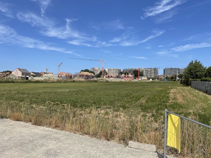 Op een rustige en residentiële locatie in Middelkerke bieden wij dit perceel grond van maar liefst 742 m² te koop aan&amp;nbsp;met interessante ontwikkeli