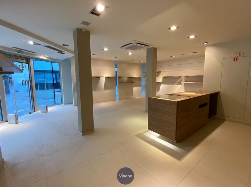 Handelsgelijkvloers 134 m² gelegen in een recente Residentie - opvallend hoekpand met veel passage - gelegen nabij het station, de Petrus-en Paulusker