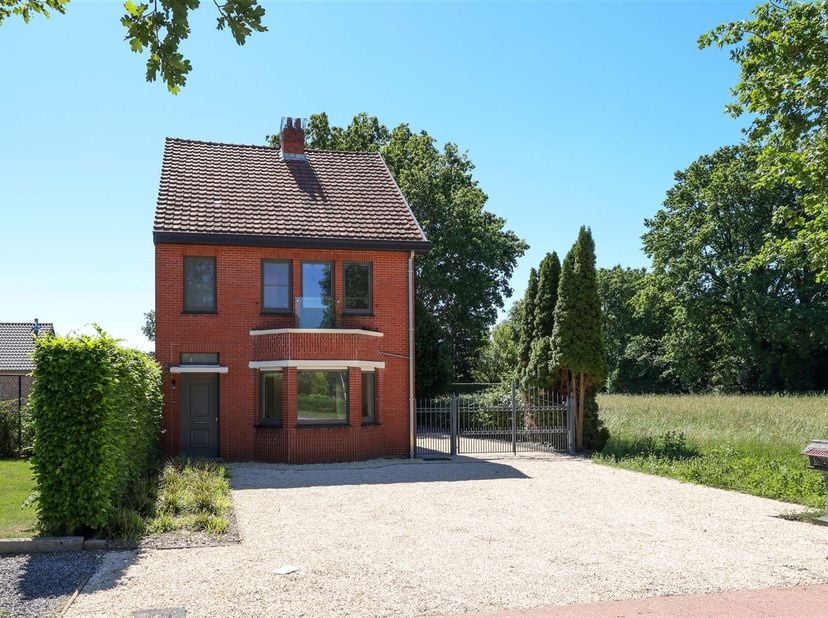 Gerenoveerde en lichtrijke gezinswoning met 3 slaapkamers en zonovergoten tuin <br />
<br />
Omgeving:<br />
+ Centrale ligging in Houthalen-Helcht
