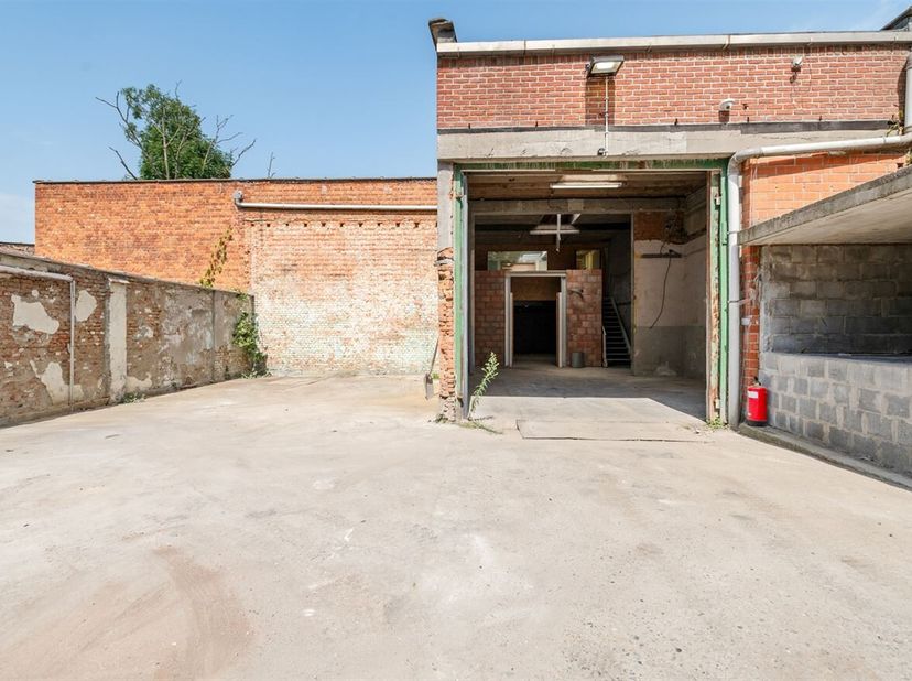 Ruime magazijnen met mezzanine in het hart van Merksem!<br />
Deze opbrengsteigendom combineert ruime magazijnen met een mezzanine en een buitenruimte