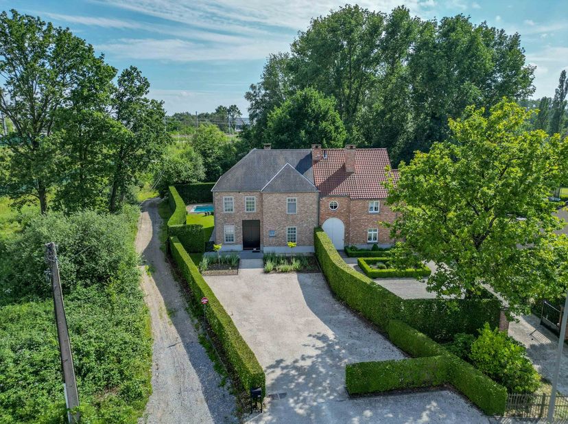 Prachtige woning gelegen aan het water – 285m² woonluxe – ontwerp van Thomas Roets – bj. 2006<br />
<br />
Op een unieke locatie, aan het water (Alber