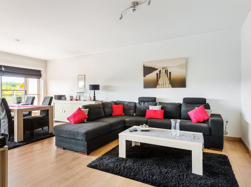 Spacieux appartement de 2 chambres avec 2 terrasses et vue sur la verdure<br />
Cet agréable appartement de 90 m², prêt à emménager et situé au 7e éta