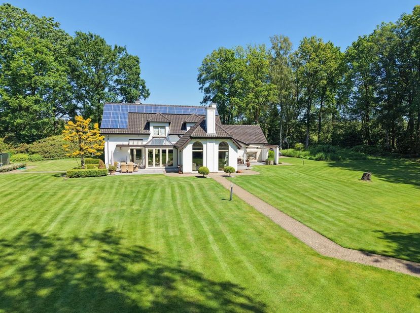 Deze karaktervolle woning biedt een unieke combinatie van ruimte, rust en privacy in een groene en landelijke omgeving. Gelegen op een prachtig zuidge