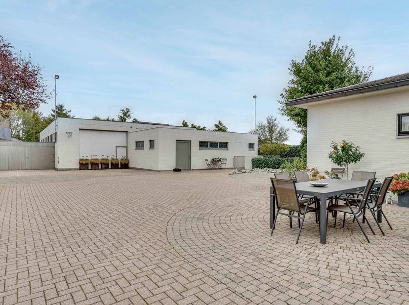 Karaktervol landhuis op 13a62ca, met polyvalente (bedrijfs)hal<br />
Zonhoven, Heuveneindeweg 97<br />
<br />
Instapklare gelijkvloerse villa met een