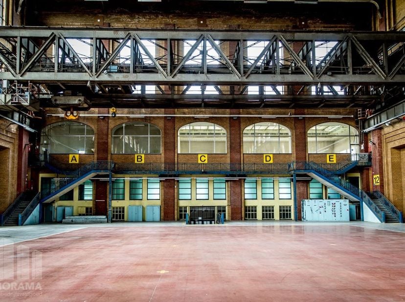 5.100 m² magazijn met niveau te huur in de voormalige Interscaut elektriciteitscentrale in Schelle. Prachtig gelegen langs de Schelde en op slechts en