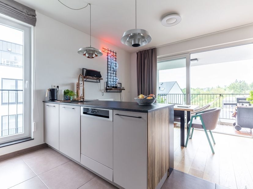 We Invest Sud-Luxembourg vous propose ce superbe appartement haut de gamme situé au cœur d’Arlon, au 2ᵉ étage d’une résidence récente avec ascenseur (